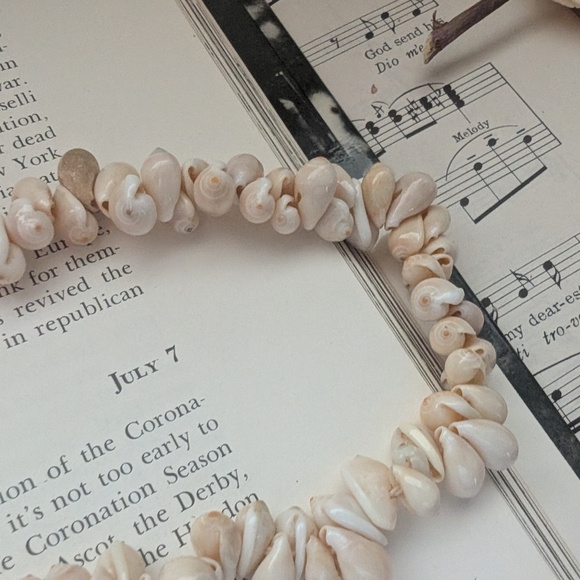 Elegant Cream Beaded Shell Necklace - Picture 7 of 9